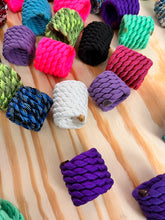 Load image into Gallery viewer, Horn Knots Paracord
